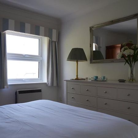 팰머스 Fabulous High Street Townhouse With Stunning Views & Parking At 'Eagles Nest' 빌라 외부 사진
