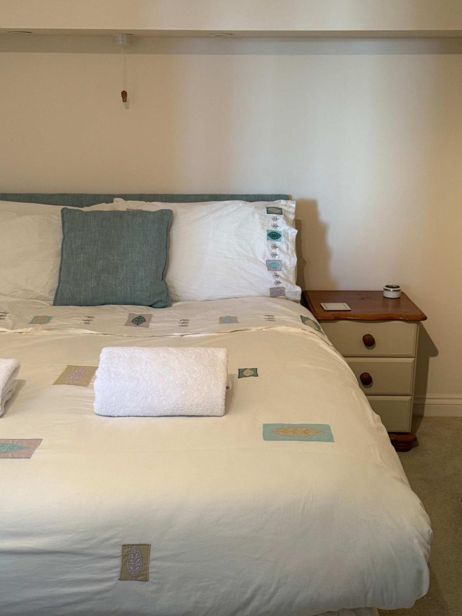 팰머스 Fabulous High Street Townhouse With Stunning Views & Parking At 'Eagles Nest' 빌라 외부 사진