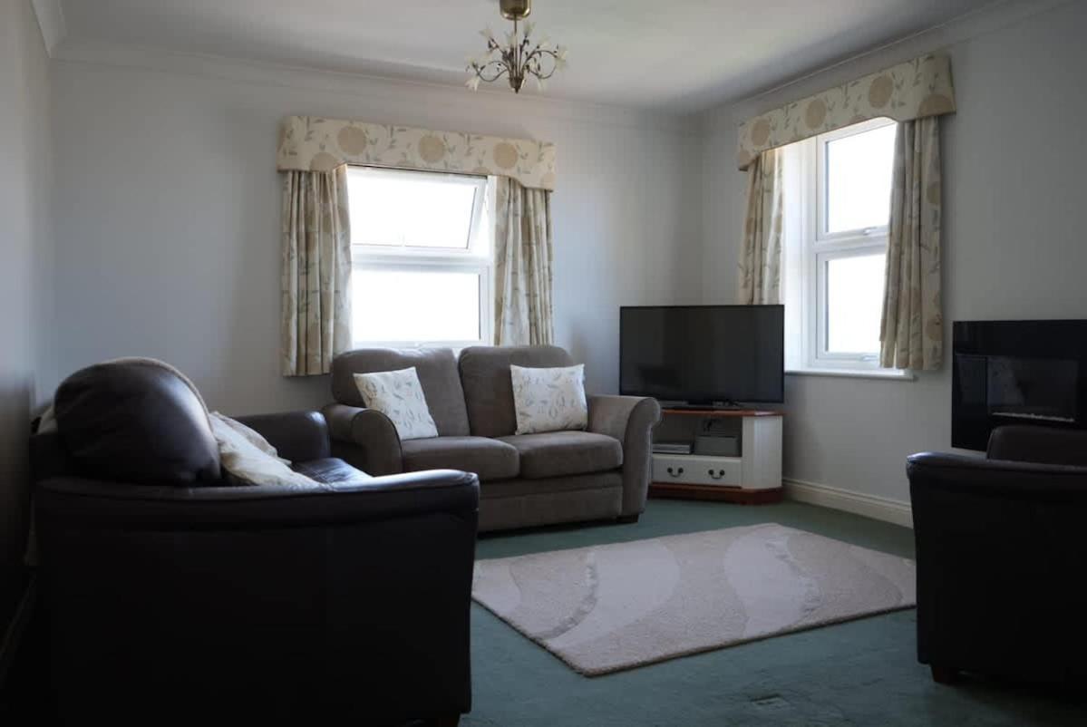 팰머스 Fabulous High Street Townhouse With Stunning Views & Parking At 'Eagles Nest' 빌라 외부 사진