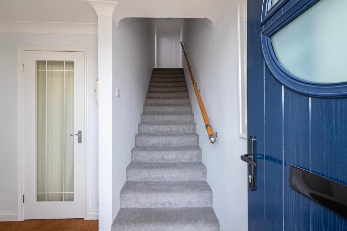 팰머스 Fabulous High Street Townhouse With Stunning Views & Parking At 'Eagles Nest' 빌라 외부 사진