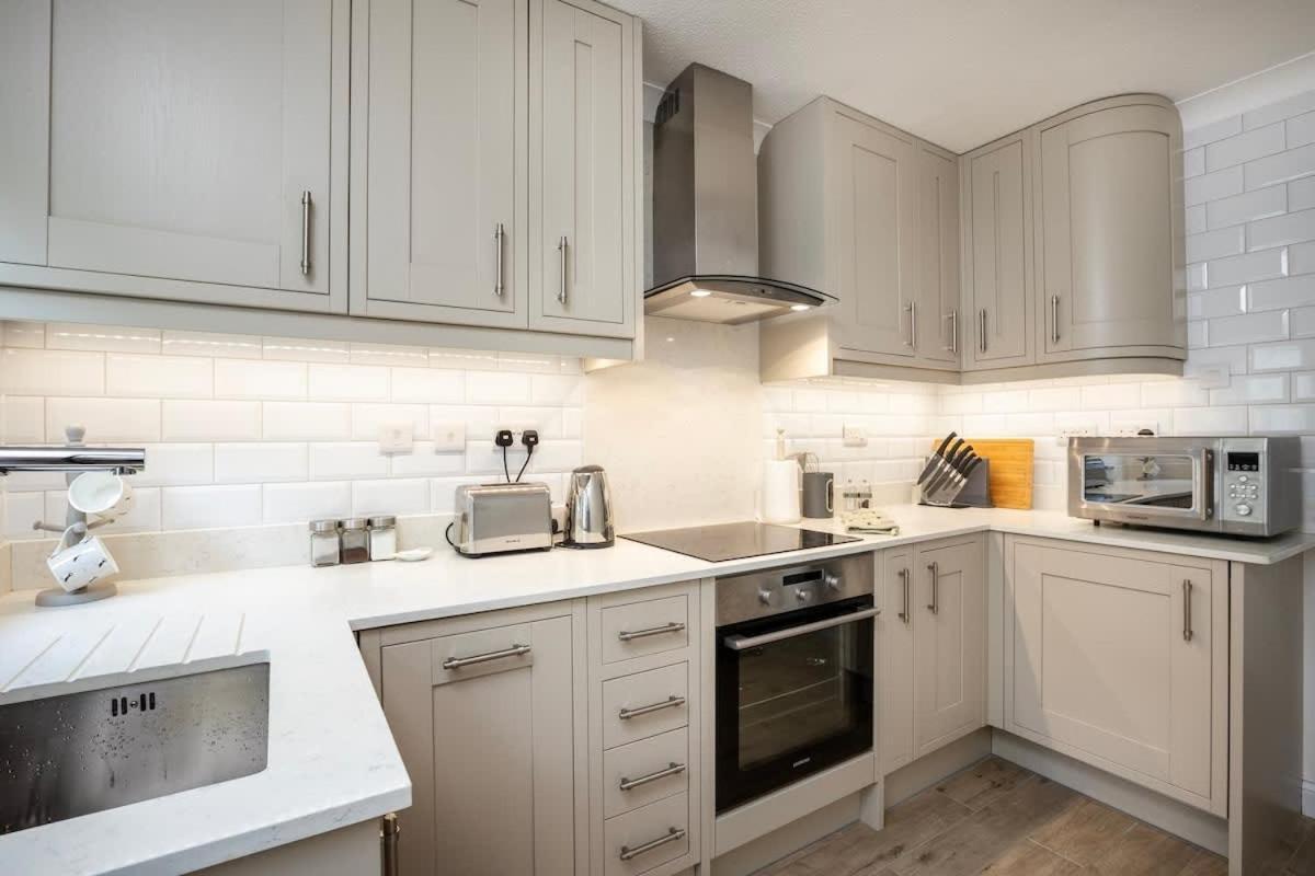 팰머스 Fabulous High Street Townhouse With Stunning Views & Parking At 'Eagles Nest' 빌라 외부 사진