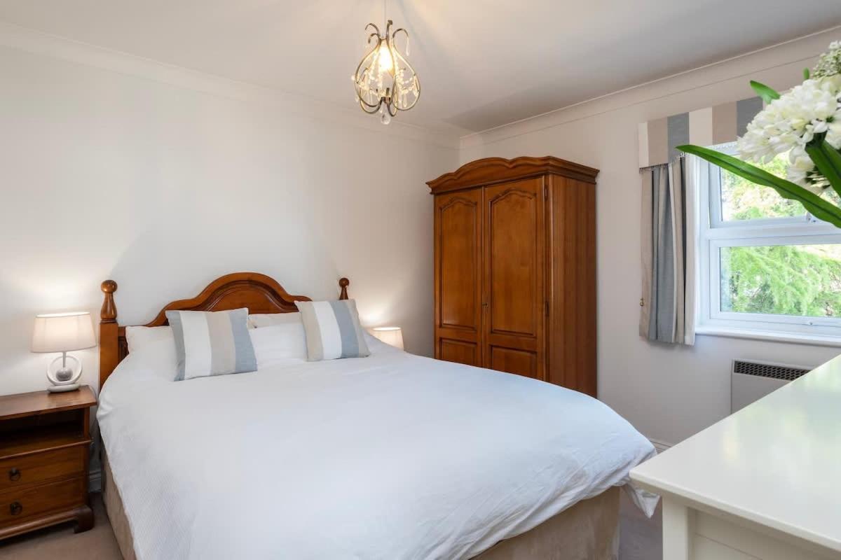 팰머스 Fabulous High Street Townhouse With Stunning Views & Parking At 'Eagles Nest' 빌라 외부 사진