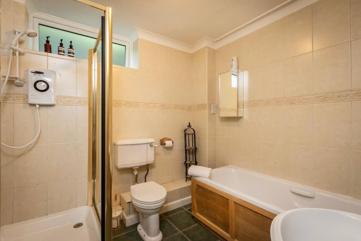 팰머스 Fabulous High Street Townhouse With Stunning Views & Parking At 'Eagles Nest' 빌라 외부 사진