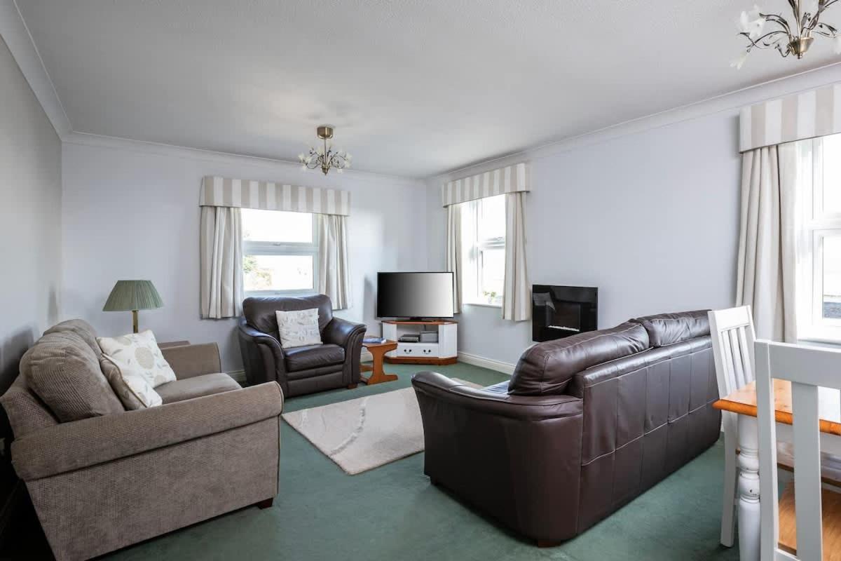 팰머스 Fabulous High Street Townhouse With Stunning Views & Parking At 'Eagles Nest' 빌라 외부 사진