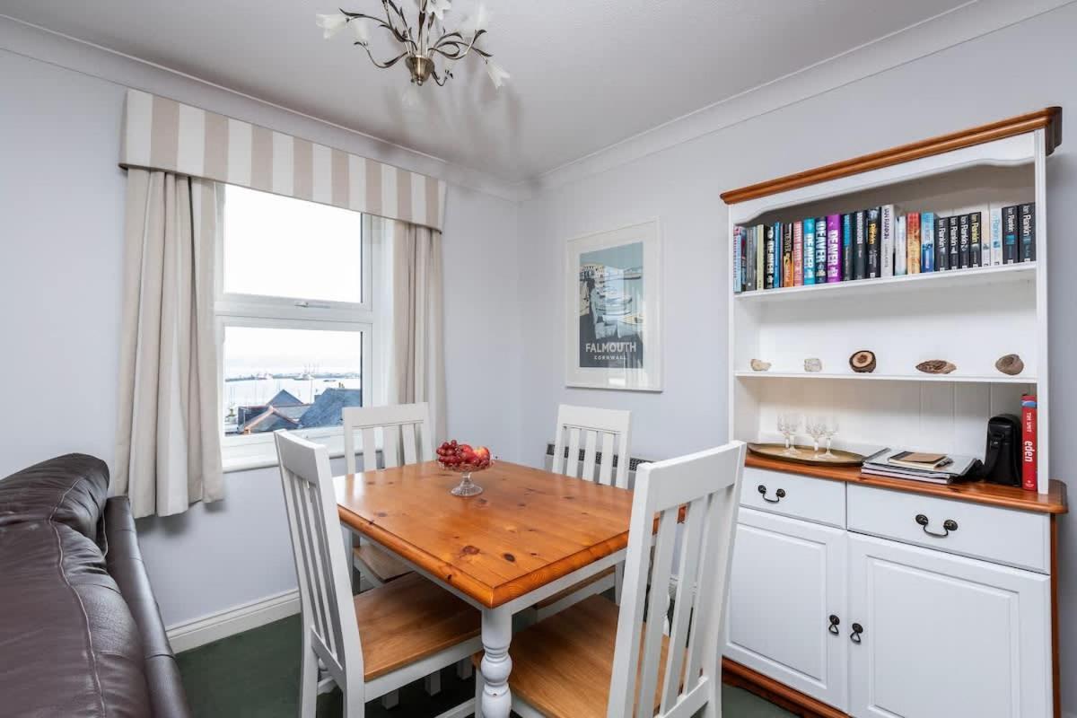 팰머스 Fabulous High Street Townhouse With Stunning Views & Parking At 'Eagles Nest' 빌라 외부 사진
