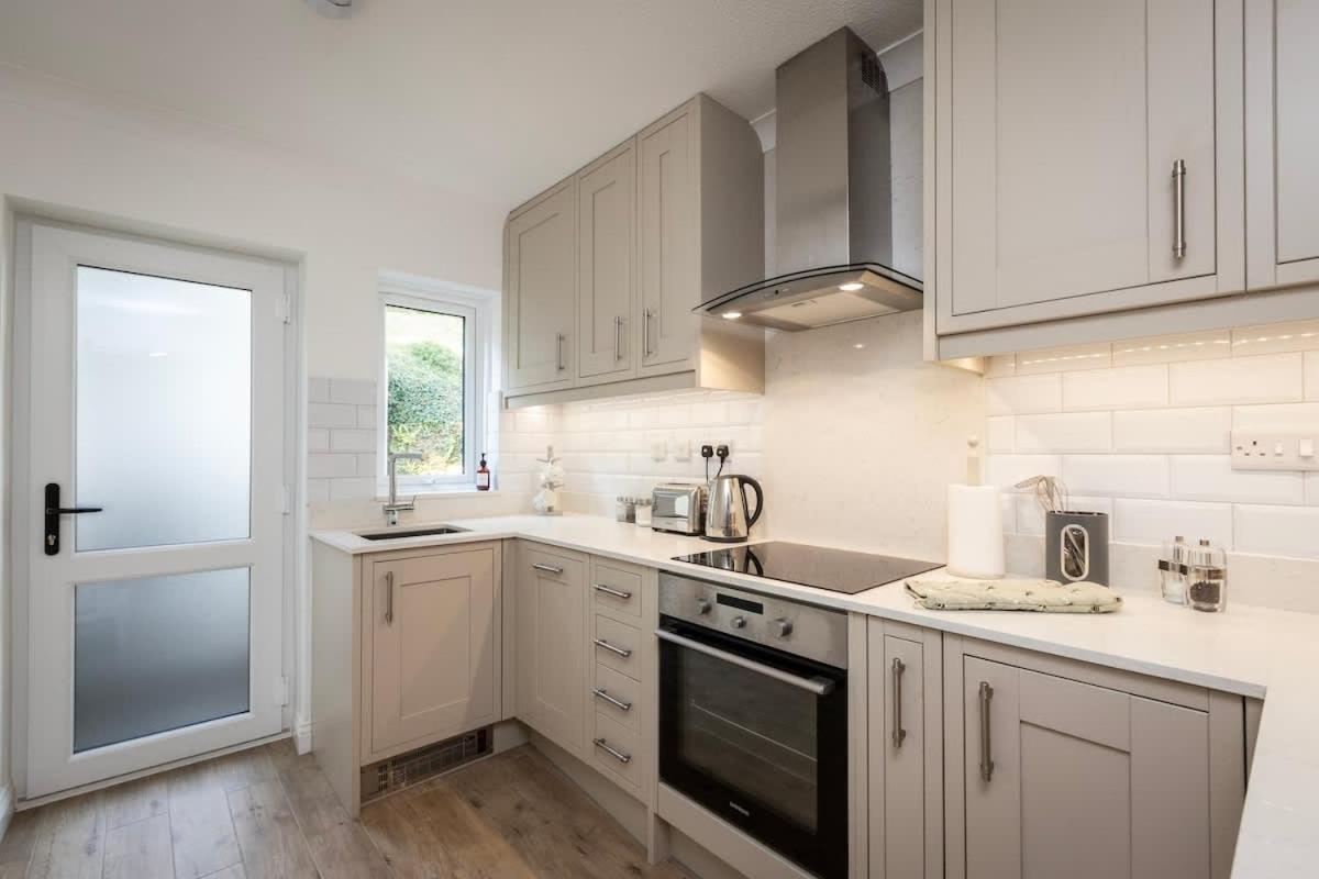 팰머스 Fabulous High Street Townhouse With Stunning Views & Parking At 'Eagles Nest' 빌라 외부 사진