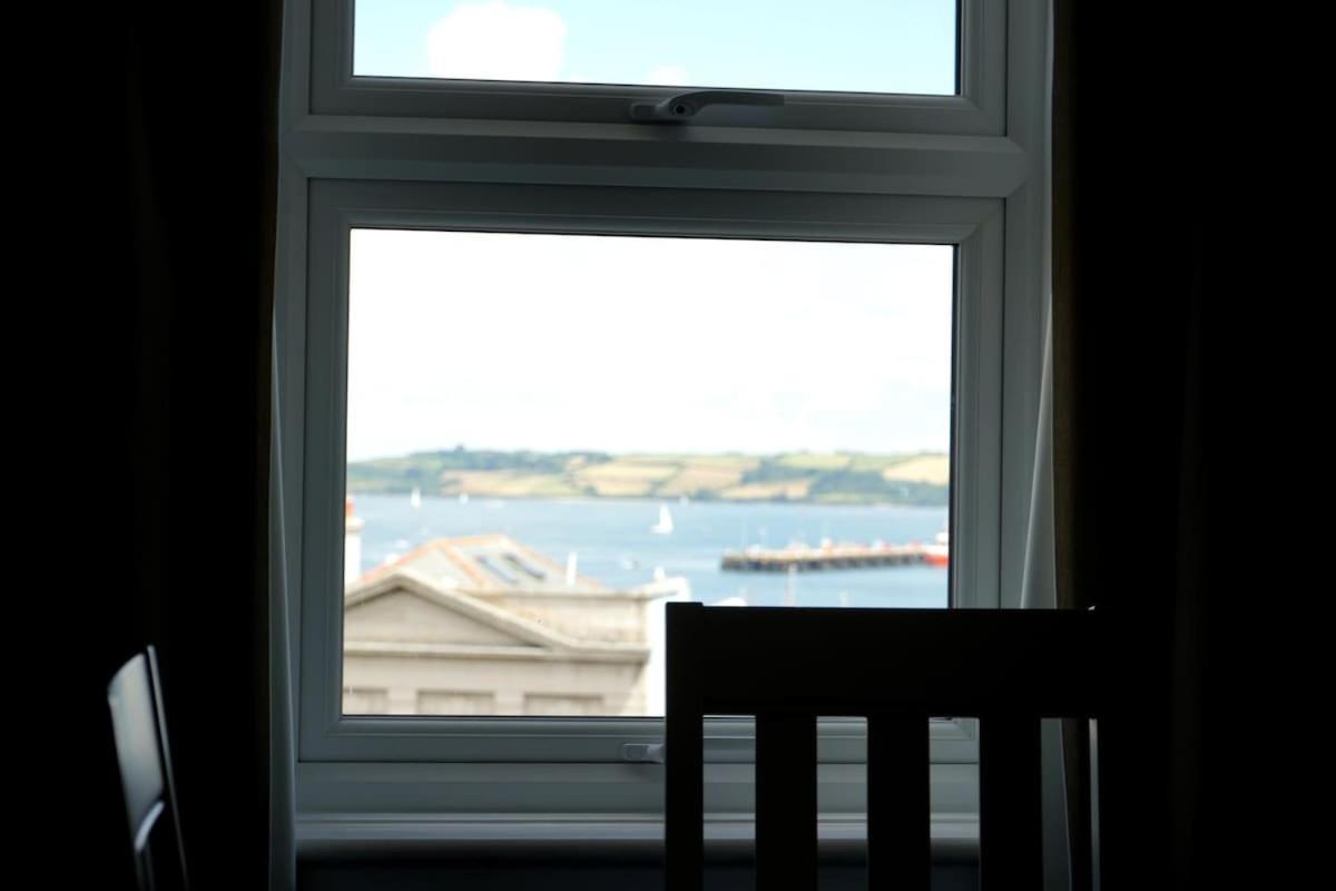 팰머스 Fabulous High Street Townhouse With Stunning Views & Parking At 'Eagles Nest' 빌라 외부 사진