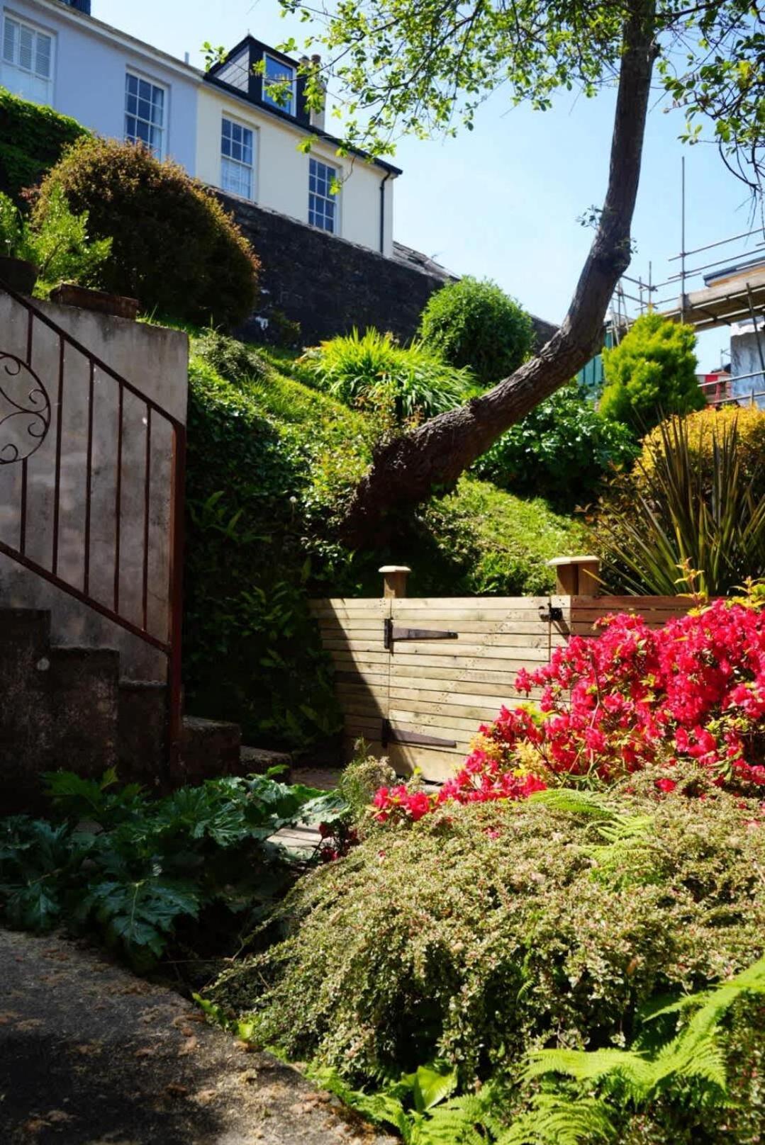 팰머스 Fabulous High Street Townhouse With Stunning Views & Parking At 'Eagles Nest' 빌라 외부 사진