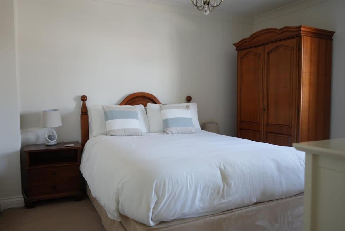 팰머스 Fabulous High Street Townhouse With Stunning Views & Parking At 'Eagles Nest' 빌라 외부 사진